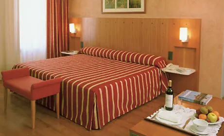 Отель Catalonia Plaza Mayor