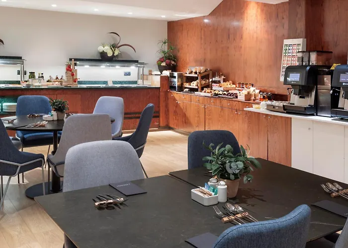 Отель Catalonia Plaza Mayor