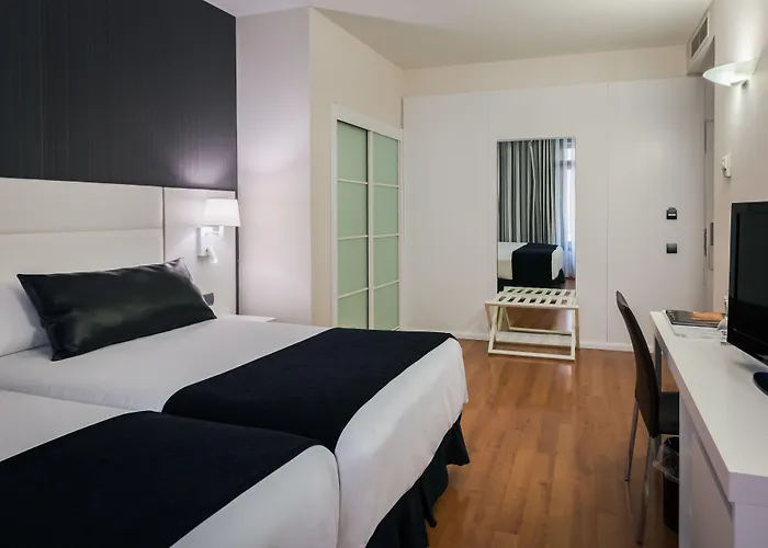 Catalonia Plaza Mayor Отель