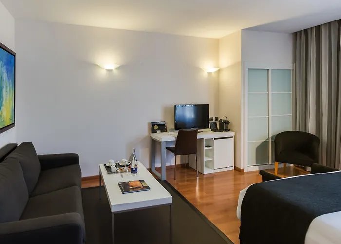 Catalonia Plaza Mayor Отель