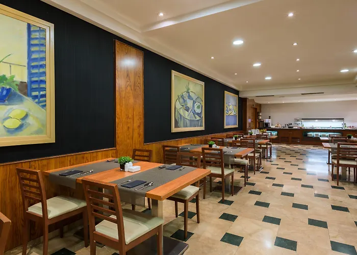 Отель Catalonia Plaza Mayor